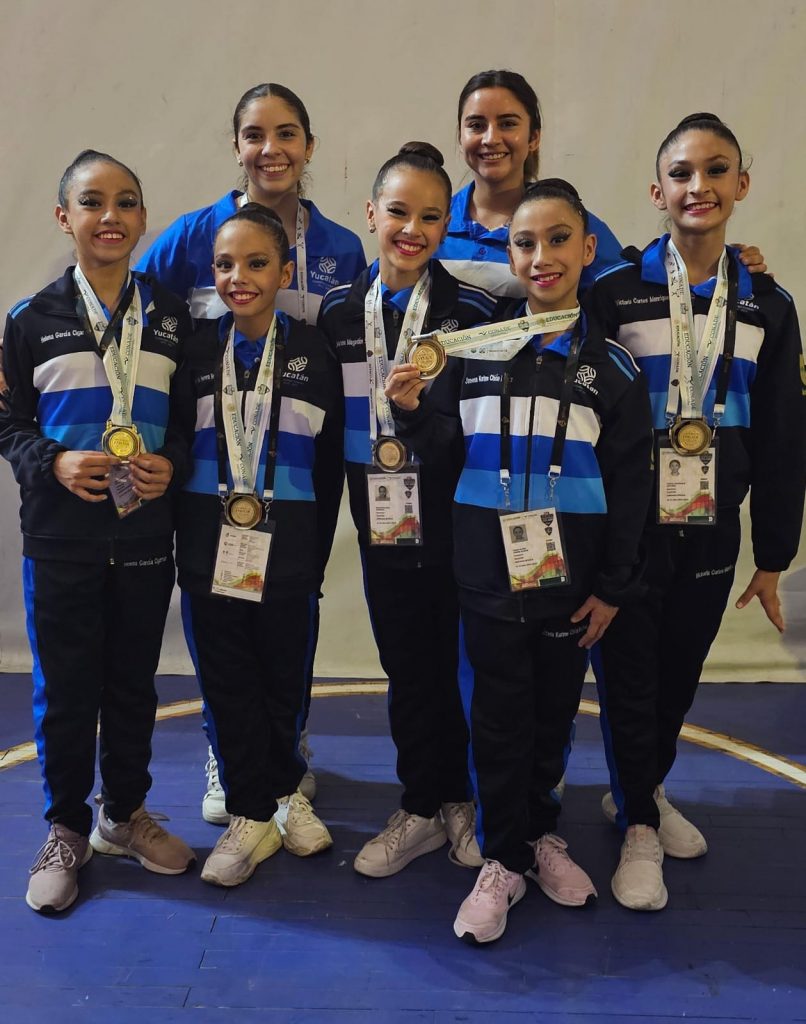 Niñas y maestras disfrutando del triunfo